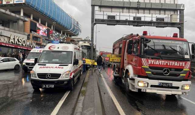 Esenyurt'ta İETT otobüsü yön direğine çarptı: 8 yaralı