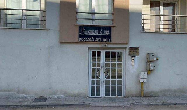 Eşi ve oğlu tarafından evde ölü bulunan yaşlı kadının darp edilerek öldürüldüğü ortaya çıktı