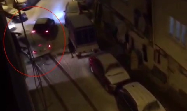 Eyüpsultan'da karda kayan araçların kaza anı kamerada