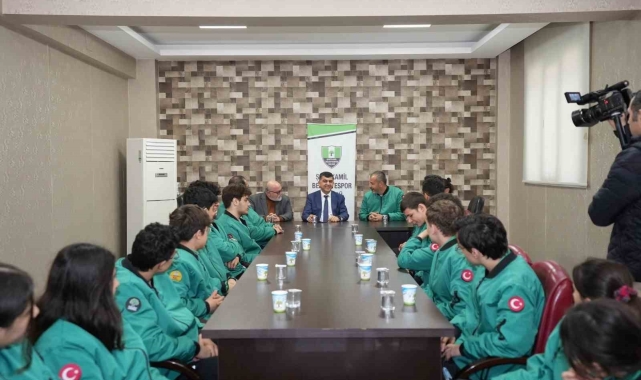 Fadıloğlu, şampiyon yüzücülerle bir araya geldi