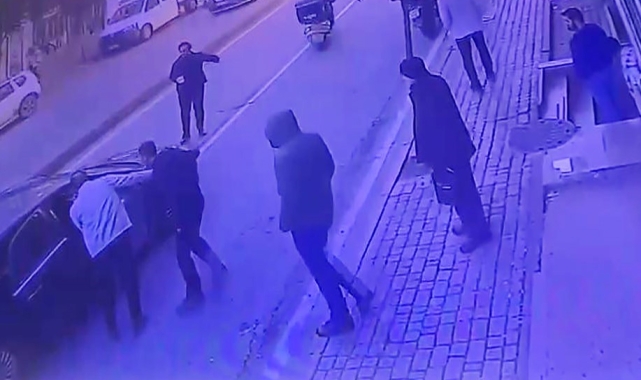 Fatih'te otomobilin motosikletli kurye çarptığı o anlar kamerada