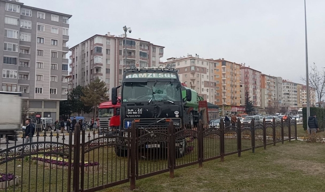 Fren balataları ısınan tır refüje daldı