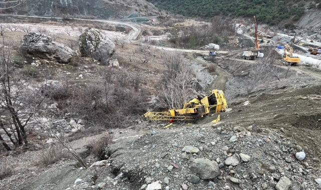 Freni boşalan vinç şarampole devrildi
