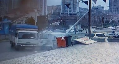 Gaziosmanpaşa'da kontrolden çıkan kamyon ticari araca çarptı, direği devirdi