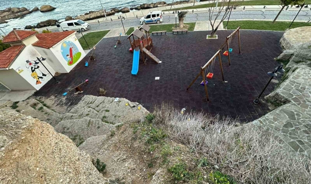 Gelibolu'da kayalıklardan düşen çocuk ağır yaralandı