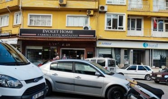 Gelişi güzel park edilen araçlar trafiği çileye dönüştürüyor
