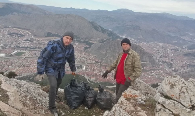 Gezinti yaptıkları Ferhat dağında atık topladılar