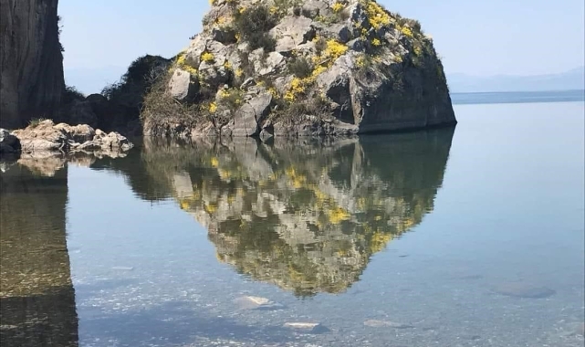 Göle yansıyan kayada şok eden figür...