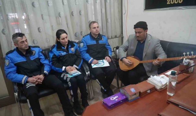 Görme engelli öğretmen polisler için bağlama çaldı