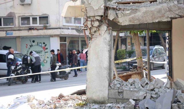 Görünümüyle ürküten binanın yıkımına başlandı