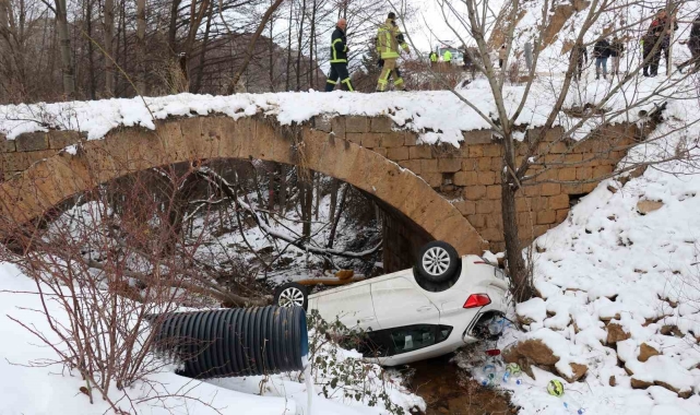 Gümüşhane'de otomobil köprüden uçtu: 2 yaralı