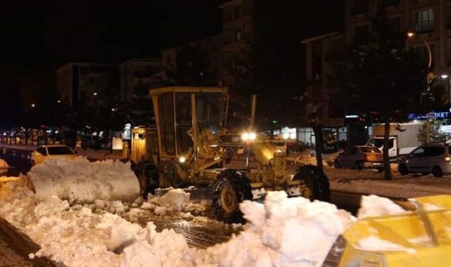 Güroymak'ta kar temizleme çalışmaları devam ediyor