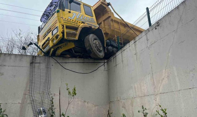 Hafriyat kamyonu istinat duvarında askıda kaldı
