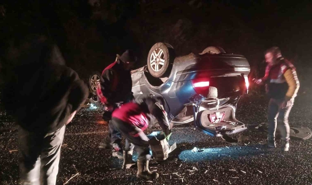 Hakkari'de kontrolden çıkan otomobil takla attı: 3 yaralı
