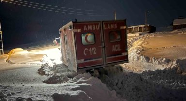 Hamile kadın paletli ambulansla kurtarıldı