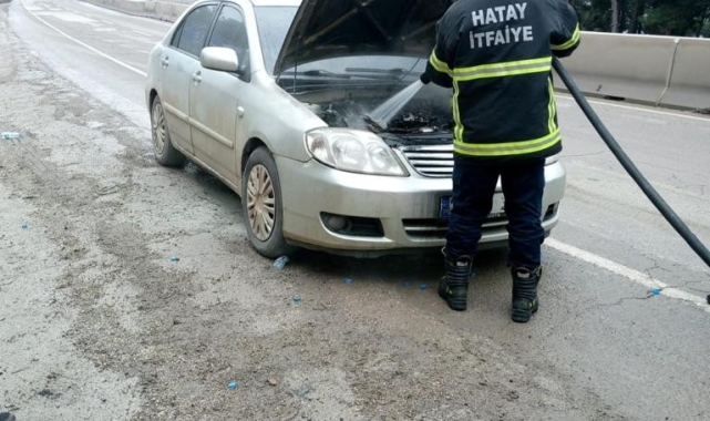 Hatay'da aracın motor kısmında meydana gelen yangını itfaiye söndürdü