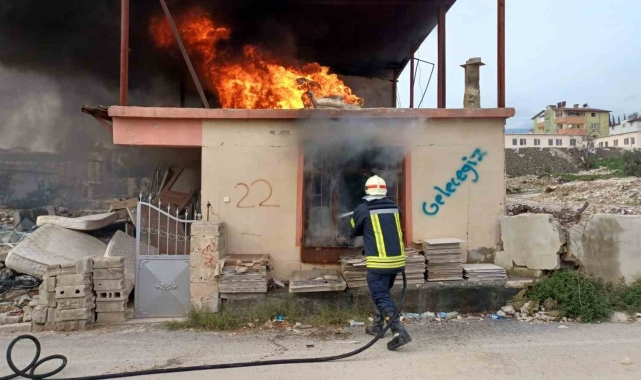 Hatay'da bir evde çıkan yangın maddi hasara neden oldu