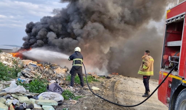 Hatay'da çöp yangınını itfaiye ekipleri söndürdü