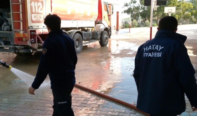 Hatay'da itfaiye ekipleri okul bahçesini çamurdan arındırdı