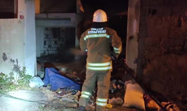 Hatay'da metruk binada yangın çıktı