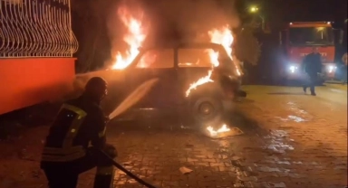 Hatay'da otomobilin alev alev yandığı anlar kamerada
