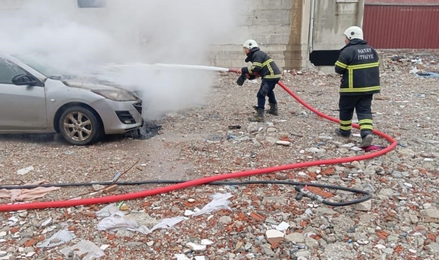 Hatay'da park halindeki otomobilde yangın çıktı