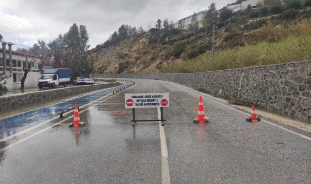 Hatay'da sahil yolu heyelan nedeniyle ulaşıma kapandı