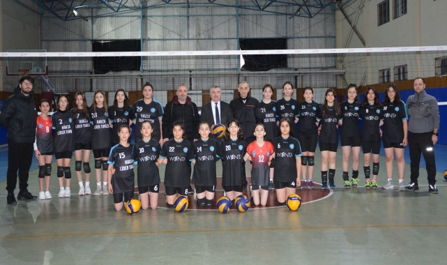 Havza Belediye Başkanı Özdemir'den kız voleybol takımına ziyaret
