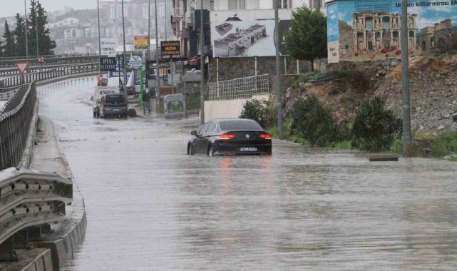 Her sağanakta aynı manzara, Kuşadası'nda Karayolları yıllardır sorunu çözemedi