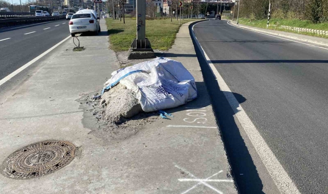 İBB ekiplerinin yol kenarına koyduğu tuz çuvalları yola saçıldı