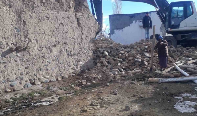 Iğdır'da metruk binalar yıkılıyor