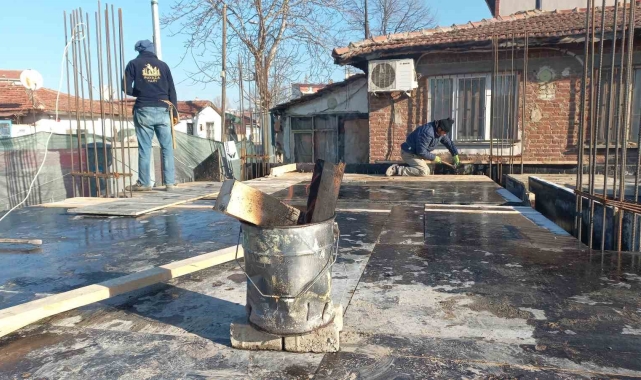 İnşaat işçilerinin dondurucu soğukla zorlu mücadelesi