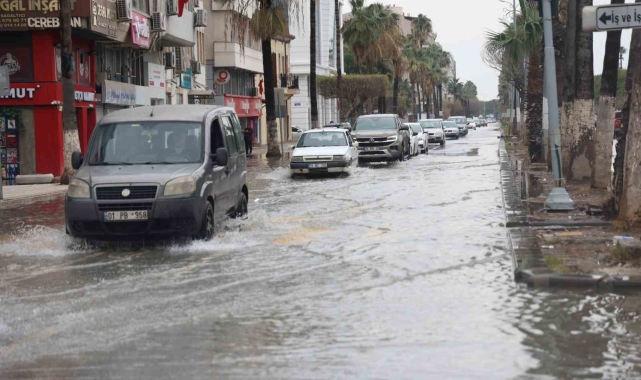 İskenderun'da sağanak yağışlar esnafı olumsuz etkiledi