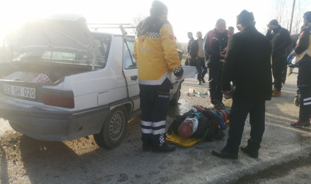 Isparta'da 3 araçlı zincirleme kaza: 4 yaralı