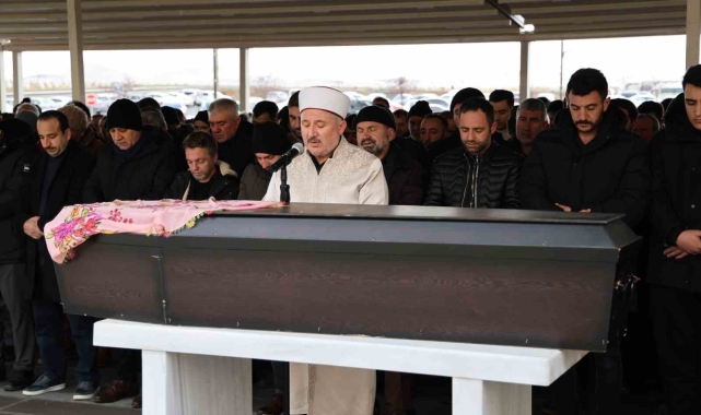 Isparta'da evinde ölü bulunan öğrenci, Sivas'ta defnedildi