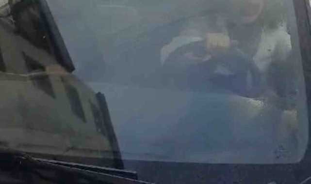 İstanbul'da "motosikletin hurda" kavgası kamerada: Kurye motoruna çarpan kadının önünü kesti