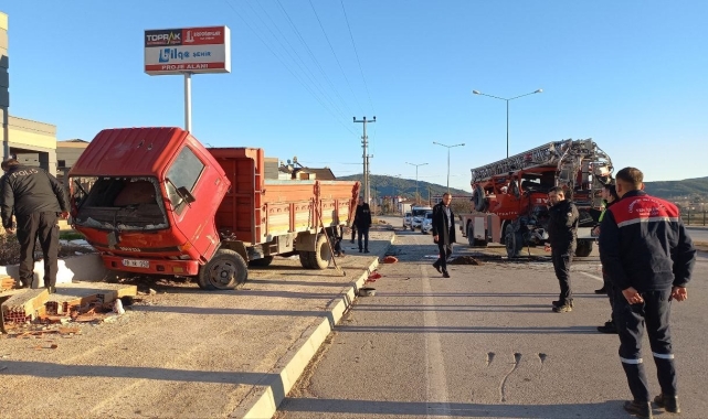 İtfaiye aracı park halindeki kamyonete çarptı: 2 yaralı