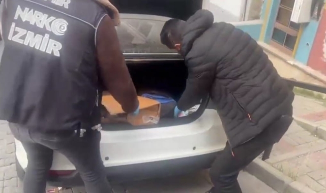 İzmir polisi yeni yılda da zehir tacirlerine göz açtırmıyor