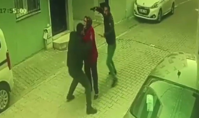İzmir'deki düelloda tabancayla yaralama anı kamerada