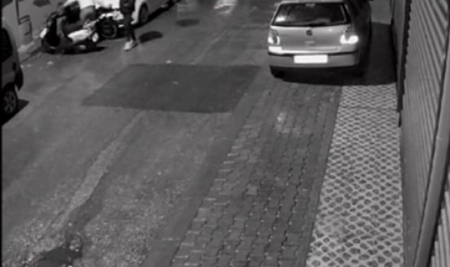 İzmir'deki motosiklet hırsızlığı güvenlik kameralarına yansıdı