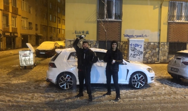İzmir'den Eskişehir'e gelen üniversite öğrencileri kartopu savaşının keyfini çıkarttı