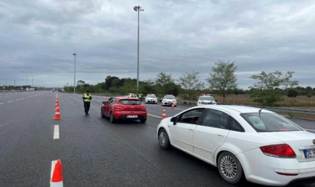 Jandarmanın trafik denetimlerinde bir ayda 897 araç ve 242 sürücü trafikten men edildi