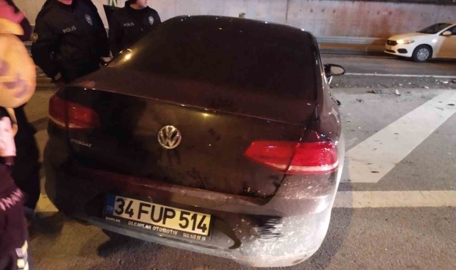 Kadıköy'de kontrolden çıkan otomobil bariyere çarptı: 3 yaralı