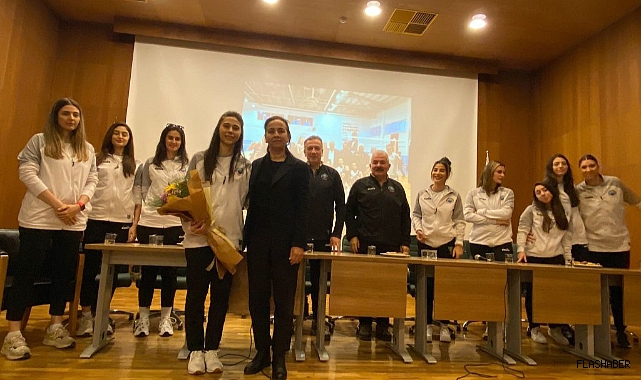 KADIN VOLEYBOL TAKIMI ÜNİVERSİTELİ GENÇLERLE BULUŞTU!