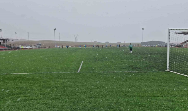Kafa topuna çıkan amatör futbolcu boynunun üzerine düşerek yaralandı