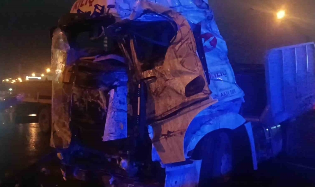 Kağıt gibi ezilen tırdan sağ kurtuldular