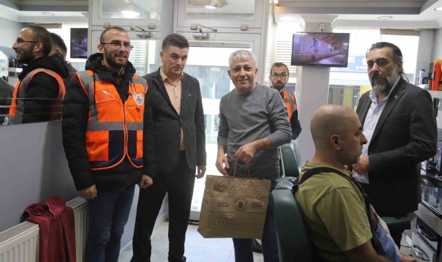 Kağıthane'de kuaför ve berberlere hediye seti dağıtıldı