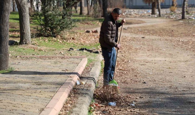 Kahramanmaraşlı depremzede yaşadığı mahallenin park ve bahçelerini temizliyor