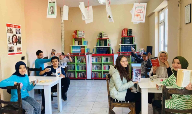 Kahve eşliğinde kitap okuma alışkanlığı kazanıyorlar