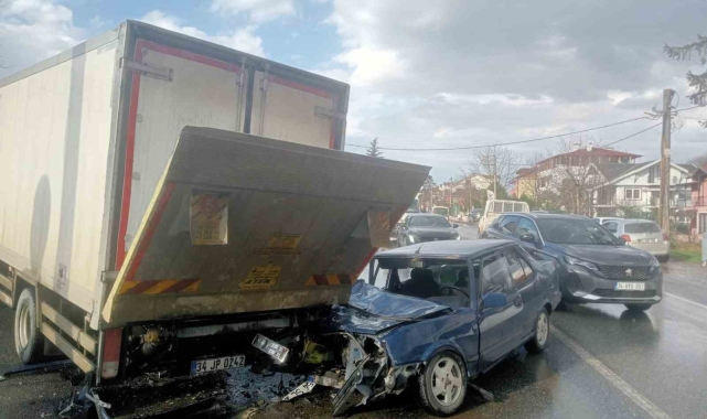 Kamyonetin altına giren Tofaş kağıt gibi ezildi: 1 yaralı